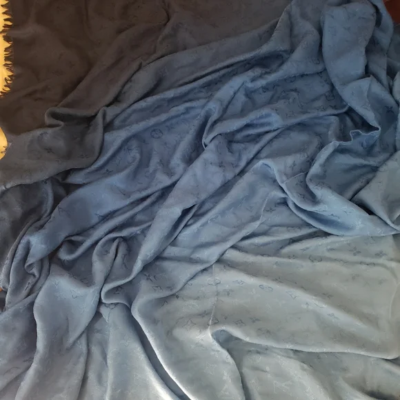 Limited Time Listing Authentic Louis Vuitton Classic Shawl Blue Ombre - Picture 3 of 9